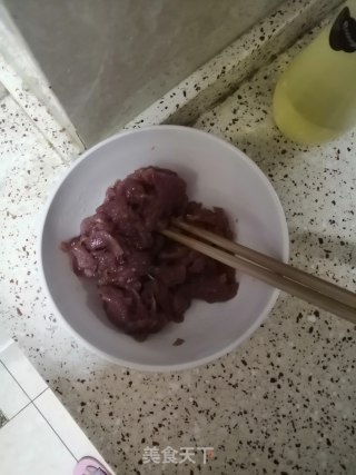 里脊肉炒鸡腿菇的做法步骤：1