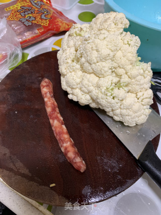 腊肠炒菜花的做法步骤：1