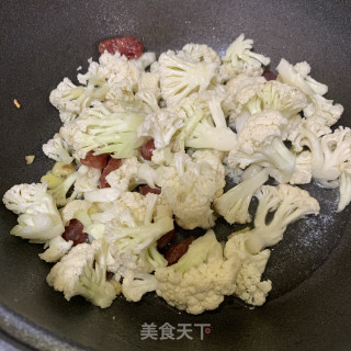 腊肠炒菜花的做法步骤：8