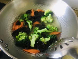 清炒西兰花的做法步骤：2