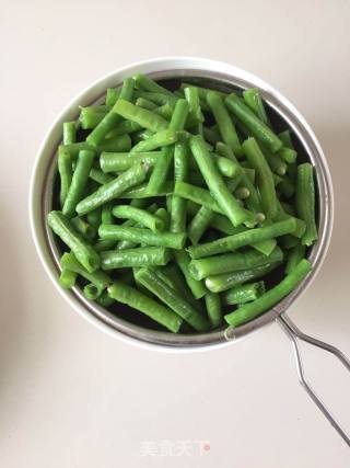 肉炒豇豆的做法步骤：1