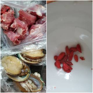 排骨炖鲍鱼的做法步骤：1