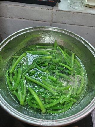 炝拌南瓜苗的做法步骤：4