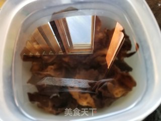木耳烧豆腐的做法步骤：1