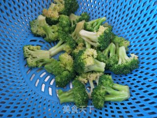 捞汁西兰花的做法步骤：2