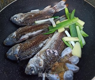 奶白鲫鱼汤面的做法步骤：3