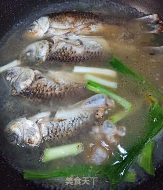 奶白鲫鱼汤面的做法步骤：4