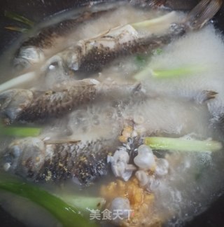 奶白鲫鱼汤面的做法步骤：5