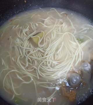 奶白鲫鱼汤面的做法步骤：8