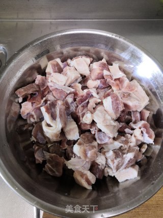 土豆烧牛腩的做法步骤：1