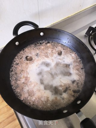 土豆烧牛腩的做法步骤：3
