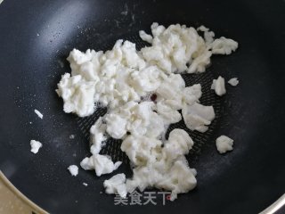 咸蛋白炒紫甘蓝的做法步骤：3