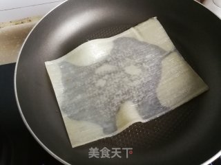 烤冷面版煎饼果子的做法步骤：2