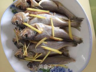 香酥小黄鱼的做法步骤：1