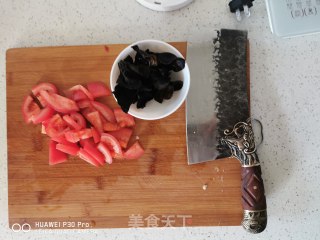 牛肉木耳柿子的做法步骤：1