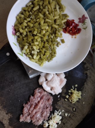 酸蒜苔炒肉的做法步骤：2