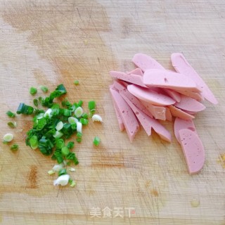 青菜火腿鸡蛋面的做法步骤：1