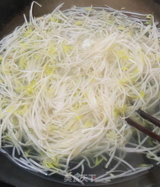 炒绿豆芽的做法步骤：1
