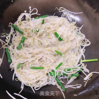 炒绿豆芽的做法步骤：3