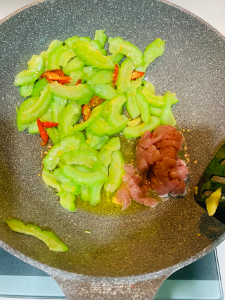 苦瓜木耳炒肉的做法步骤：4