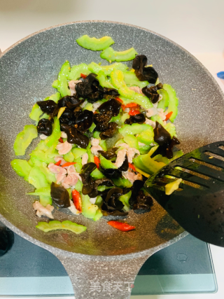苦瓜木耳炒肉的做法步骤：5