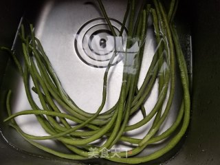 榨菜鸡蛋炒豆角的做法步骤：1