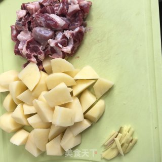 咖喱土豆烧牛腩的做法步骤：1