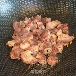 咖喱土豆烧牛腩的做法步骤：3