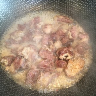 咖喱土豆烧牛腩的做法步骤：4