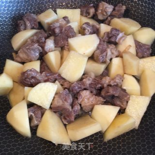 咖喱土豆烧牛腩的做法步骤：5