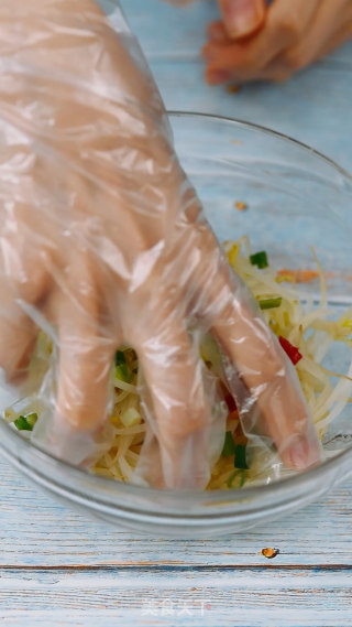 减肥菜| 凉拌豆芽的做法步骤：4