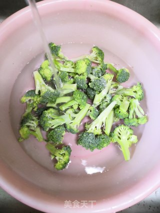 清炒西兰花的做法步骤：2