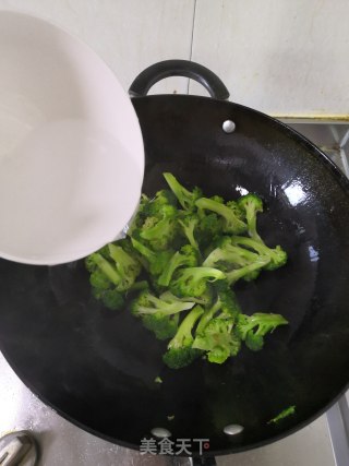 清炒西兰花的做法步骤：6