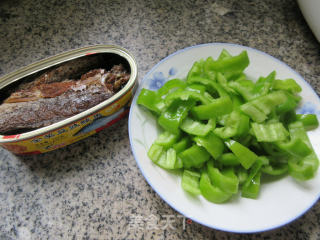 豆豉鲮鱼炒青椒的做法步骤：1