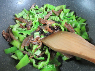 豆豉鲮鱼炒青椒的做法步骤：4