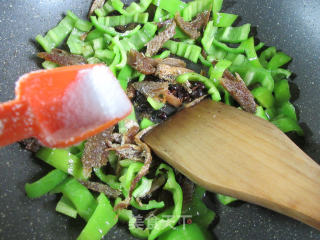 豆豉鲮鱼炒青椒的做法步骤：5