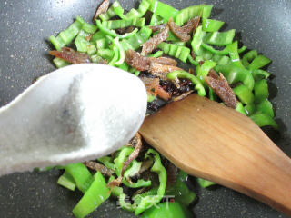 豆豉鲮鱼炒青椒的做法步骤：6