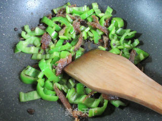 豆豉鲮鱼炒青椒的做法步骤：7