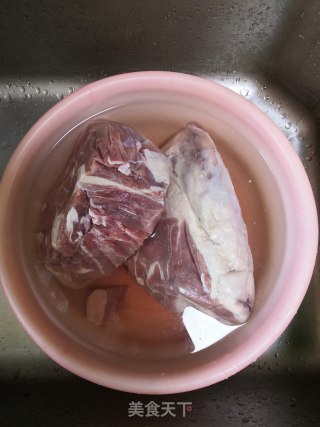 卤牛肉的做法步骤：1