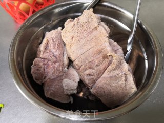 卤牛肉的做法步骤：4