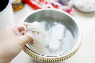 虾仁豌豆薯粉的做法步骤：2