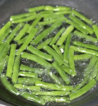 鸭黄四季豆的做法步骤：1