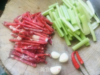 小炒黄牛肉的做法步骤：1