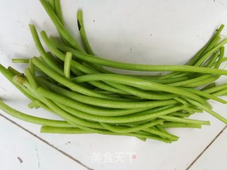 茼蒿杆炒香干的做法步骤：1