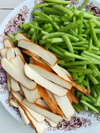 茼蒿杆炒香干的做法步骤：3