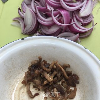紫洋葱炒肉丝的做法步骤：1