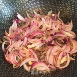 紫洋葱炒肉丝的做法步骤：3