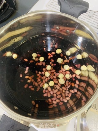 黑豆红豆糯米红糖粥的做法步骤：1