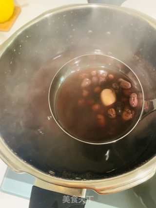 黑豆红豆糯米红糖粥的做法步骤：2