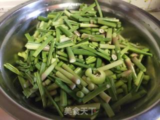 培根火腿肠炒蒜薹的做法步骤：3